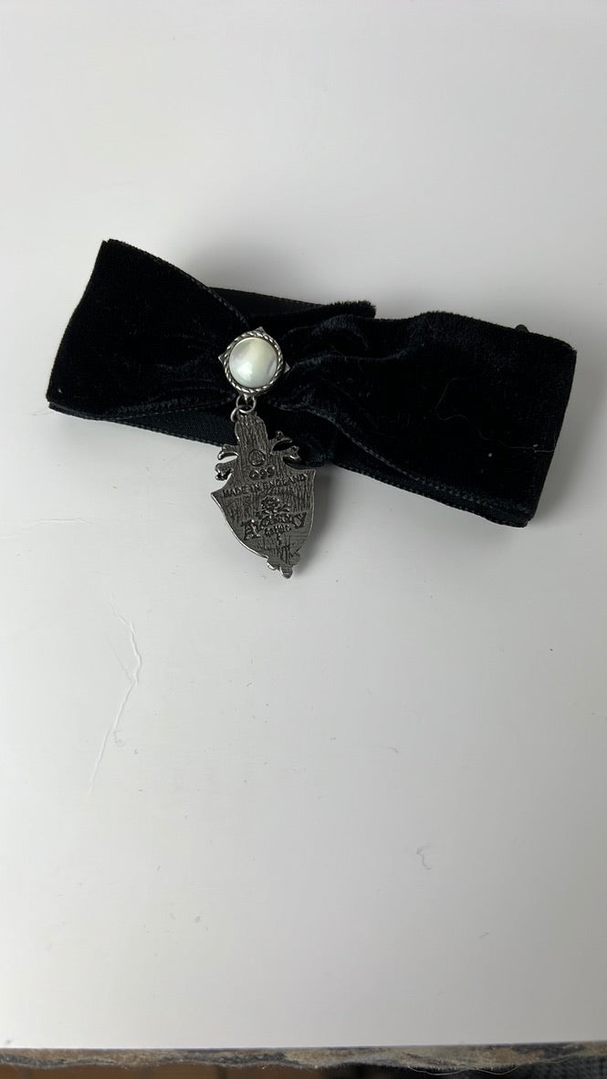 Black Eretica choker with pearlescent button and skull and crossbones detail